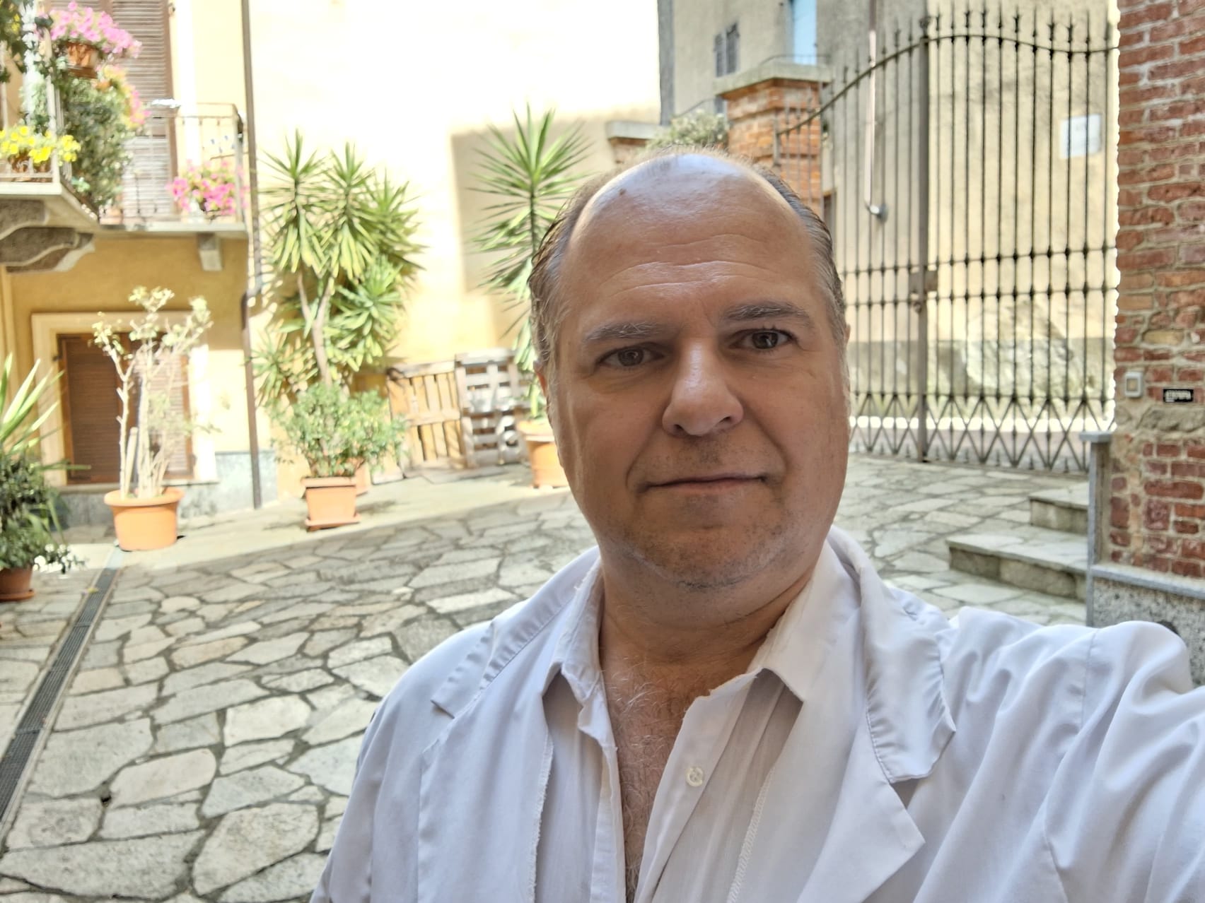 Il Dott. Pierpaolo Saletta con un modello anatomico della colonna vertebrale